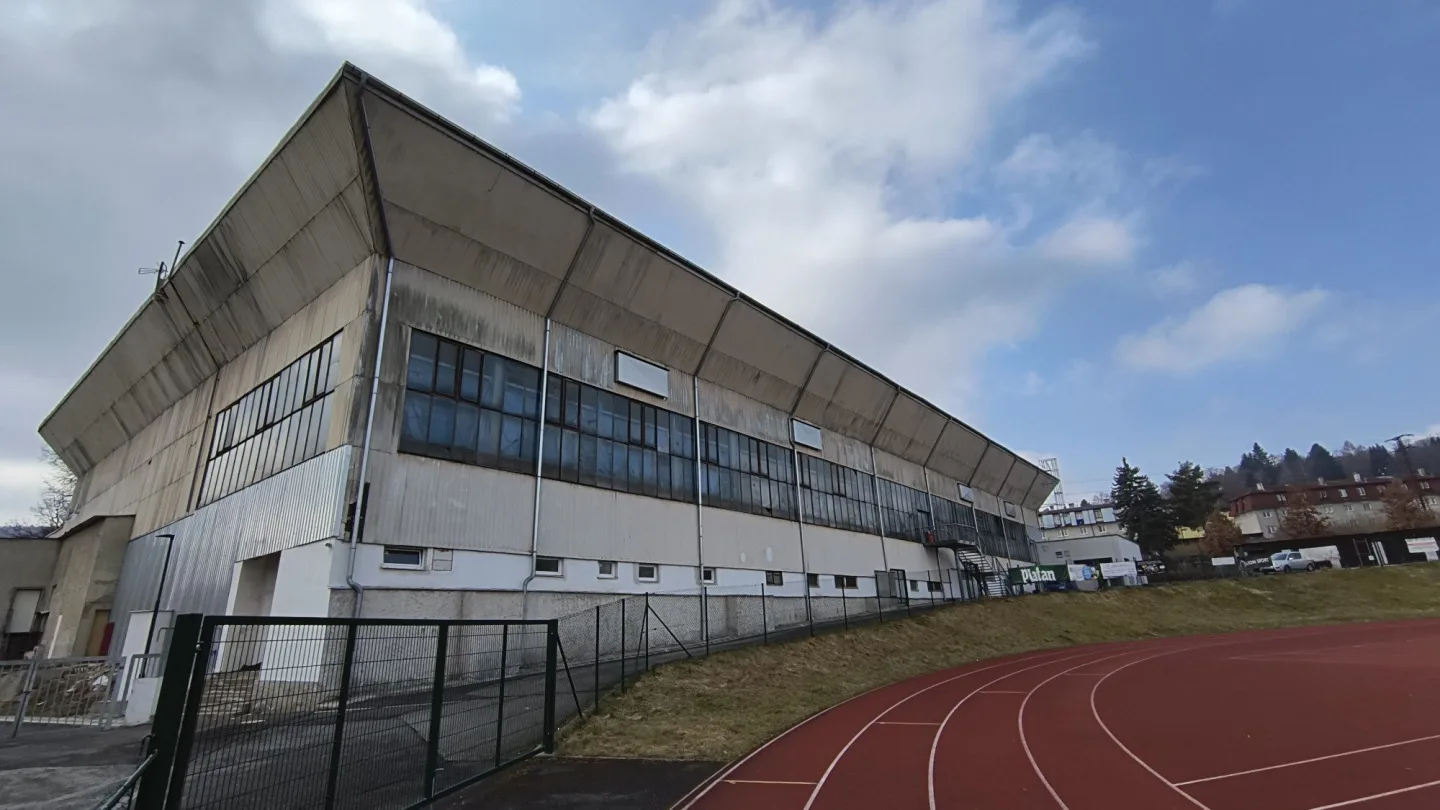 Méně mlžení nad ledem i kvalitní zateplení. Ve Vimperku začne oprava zimního stadionu