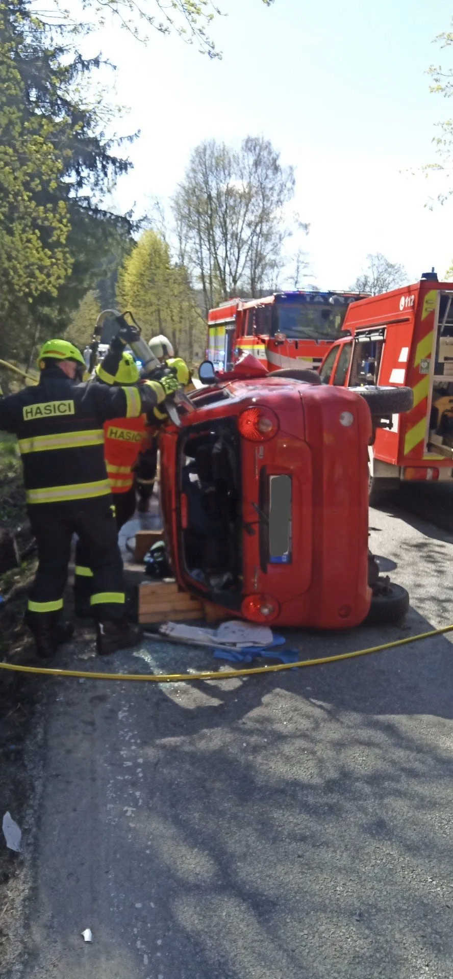 V Loučovicích havarovalo auto, záchranáři resuscitovali devadesátiletou ženu