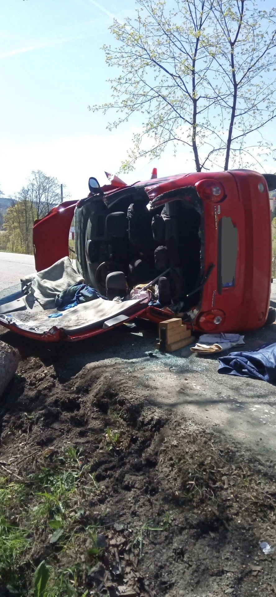 V Loučovicích havarovalo auto, záchranáři resuscitovali devadesátiletou ženu