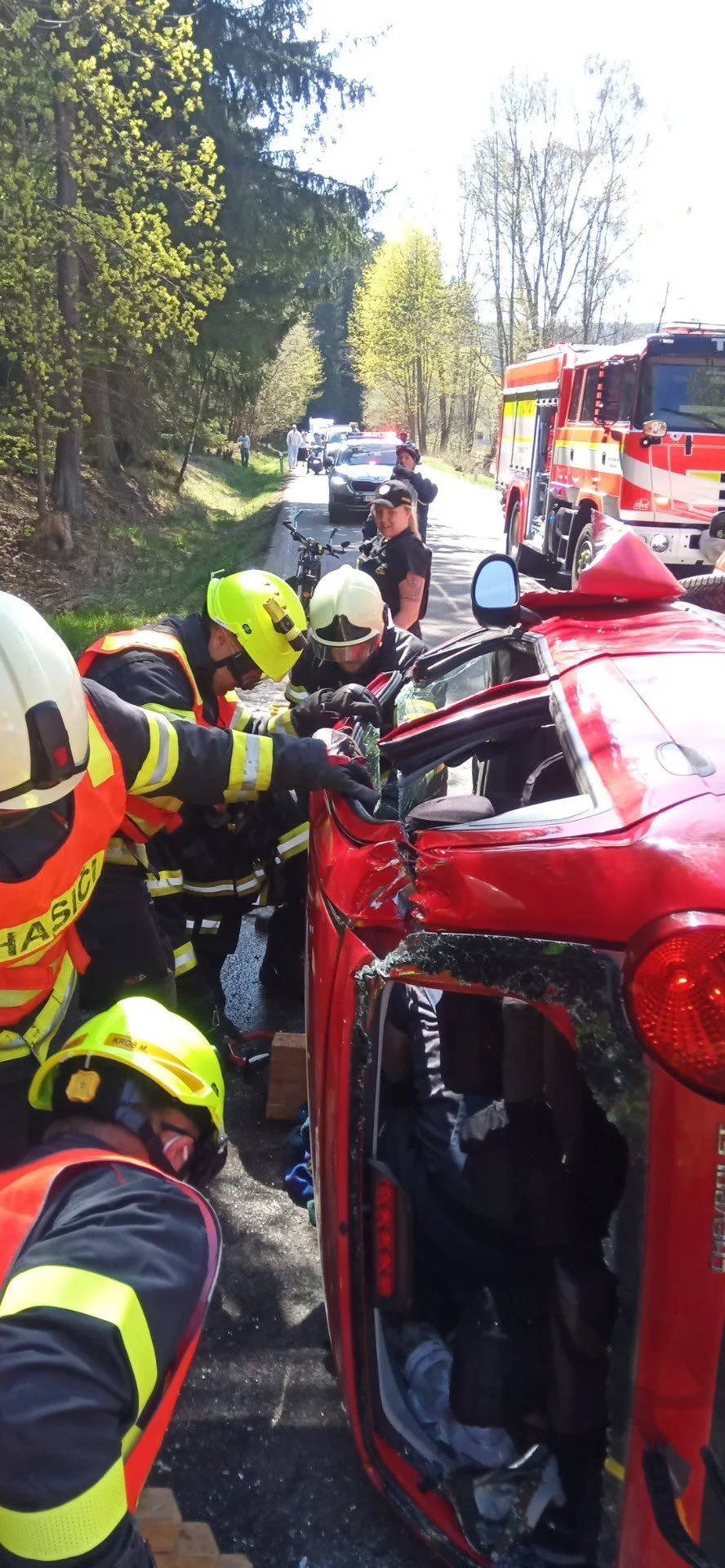 V Loučovicích havarovalo auto, záchranáři resuscitovali devadesátiletou ženu