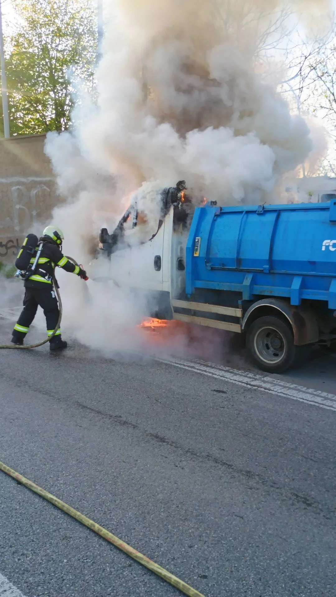 V Budějovicích na Strakonické hoří popelářské auto, hašení komplikuje dopravu