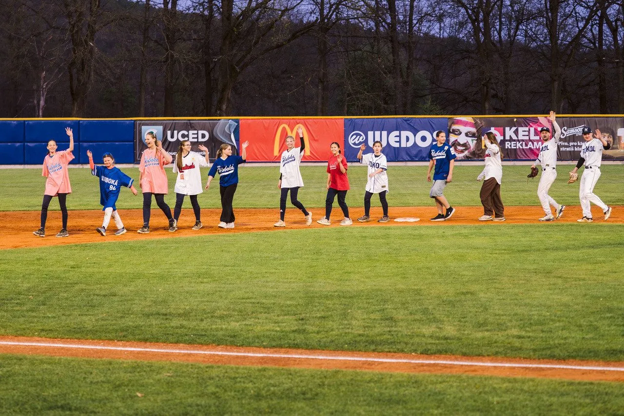 Čarodějnice a extraligový baseball pod světly. Hluboká zve ve čtvrtek celé rodiny