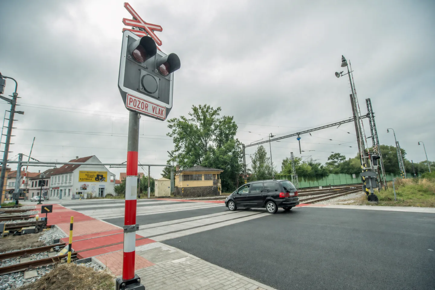 Řidiče čekají týdny komplikací. Opravy železnice uzavřou desítky přejezdů