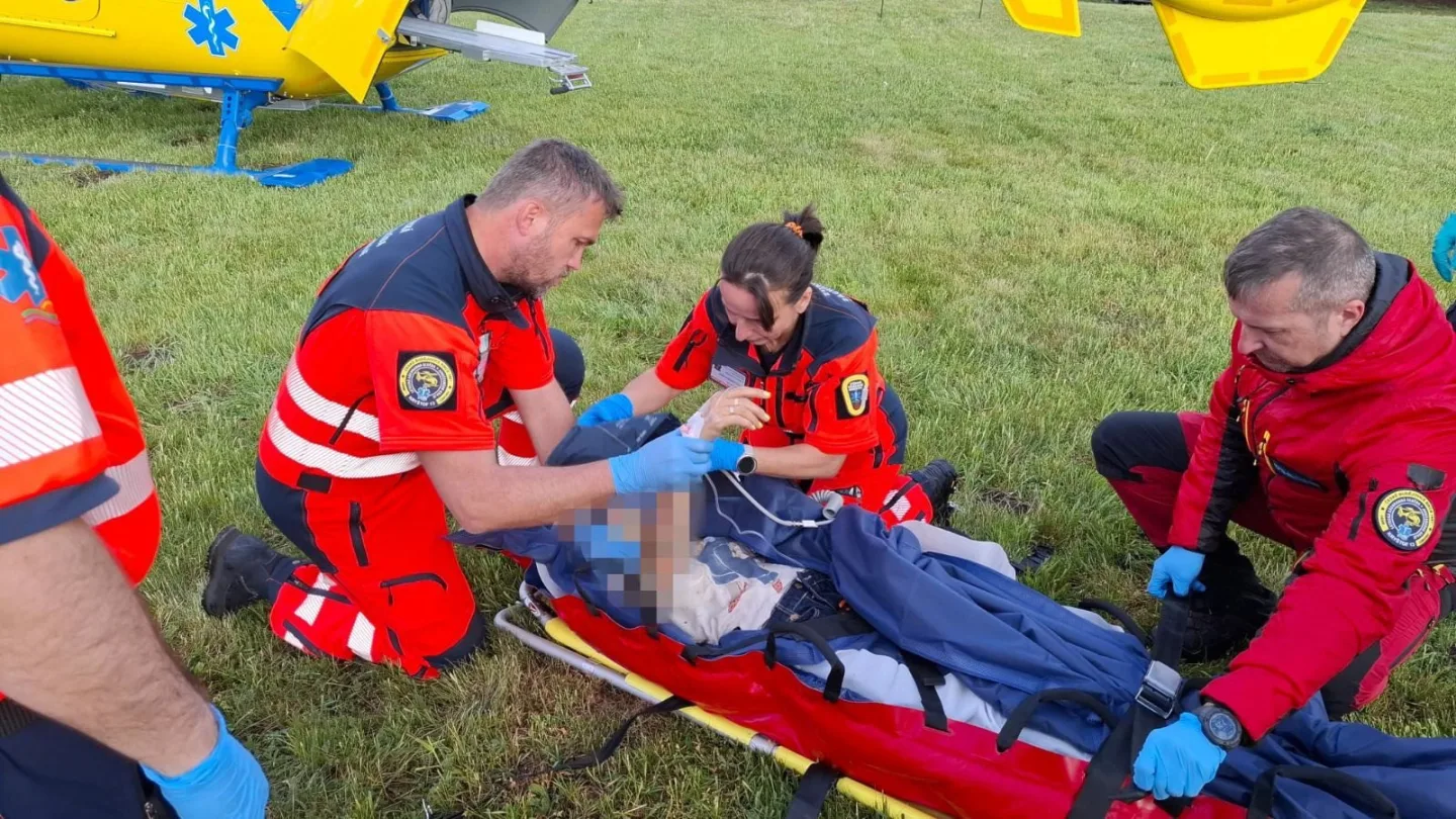 Auto ve Strakonicích srazilo ženu, do nemocnice ji transportoval vrtulník