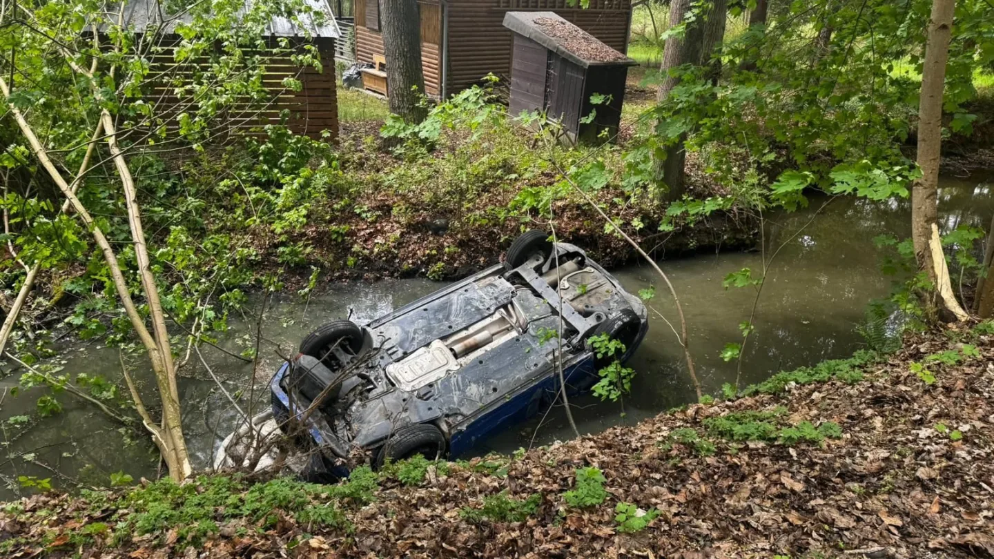 Auto skončilo na střeše v potoce. Řidiče, ženu i malé dítě zachránili pohotoví svědci