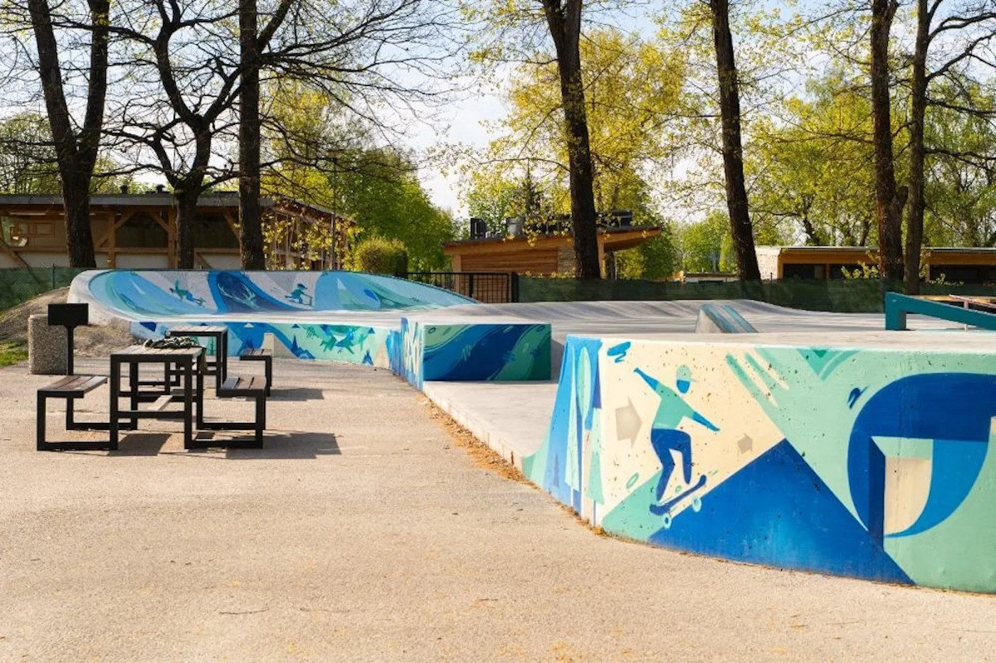 Barvy místo betonové šedi. Skatepark v budějcké Stromovce zdobí graffiti