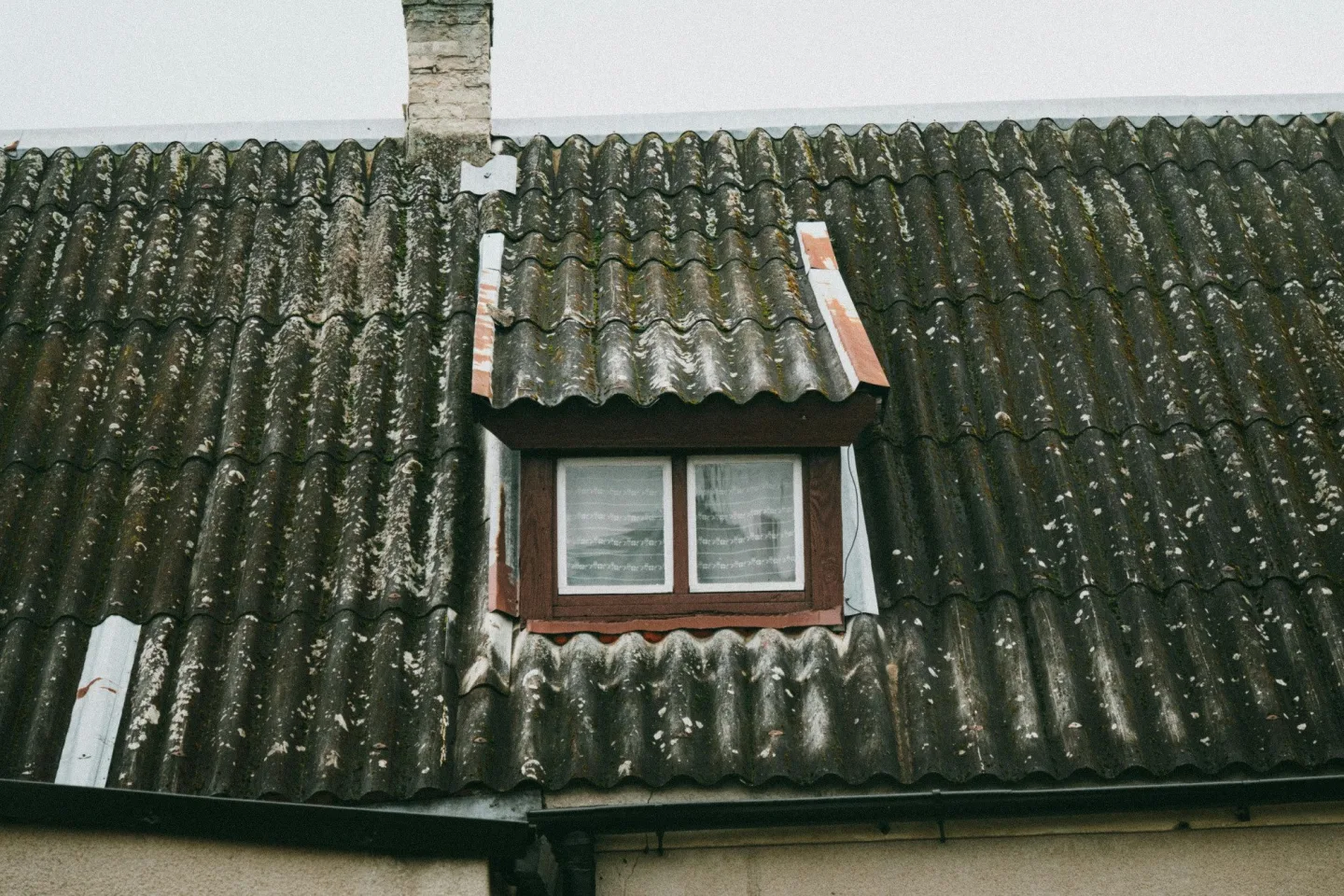 Ilustrační foto starší vlnité vláknocementové krytiny, která může u starších staveb obsahovat azbest. Foto: pexels.com