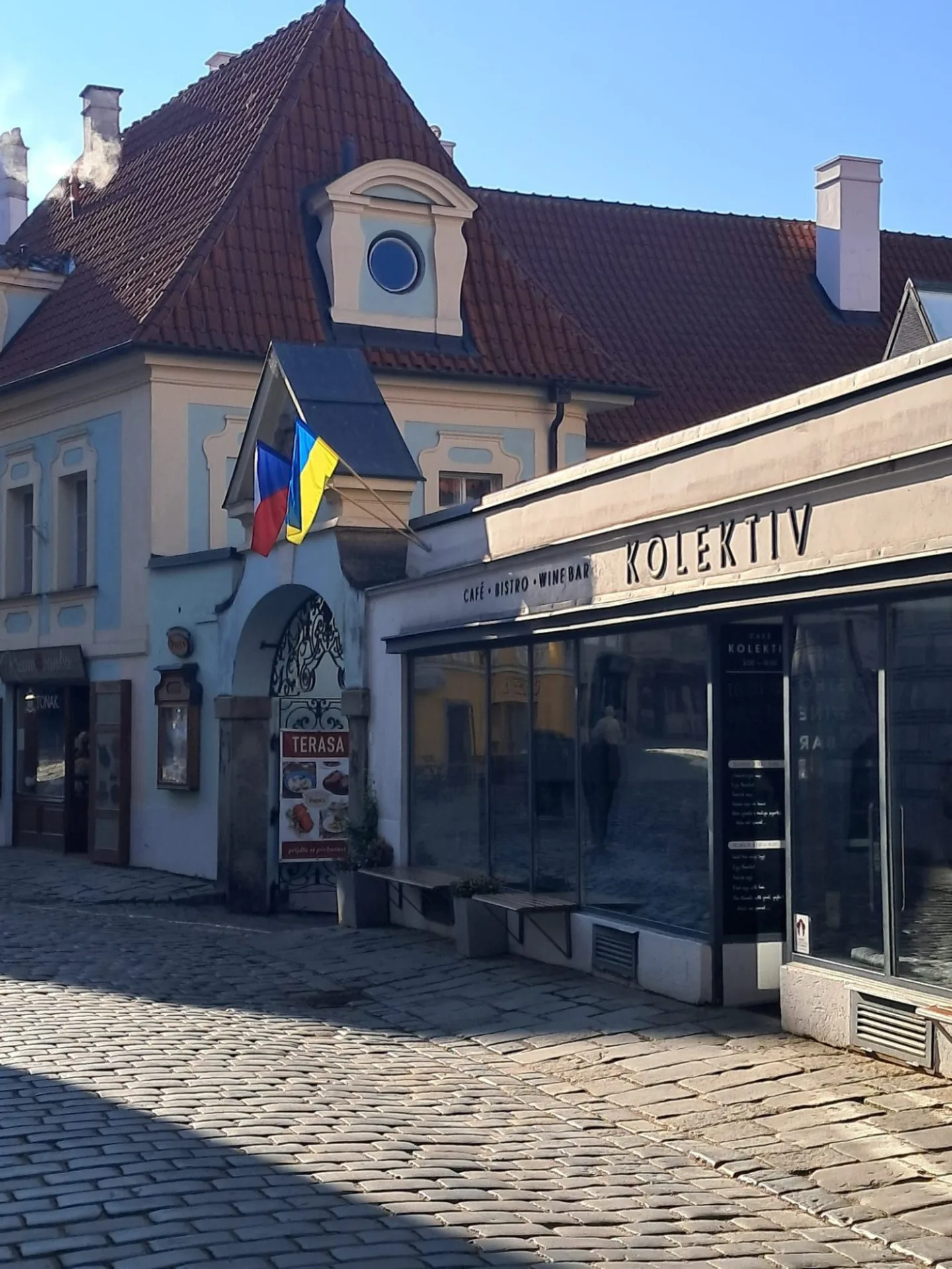 Ukrajinská vlajka na kavárně vydržela jen pár hodin. Správci vadil zásah do fasády