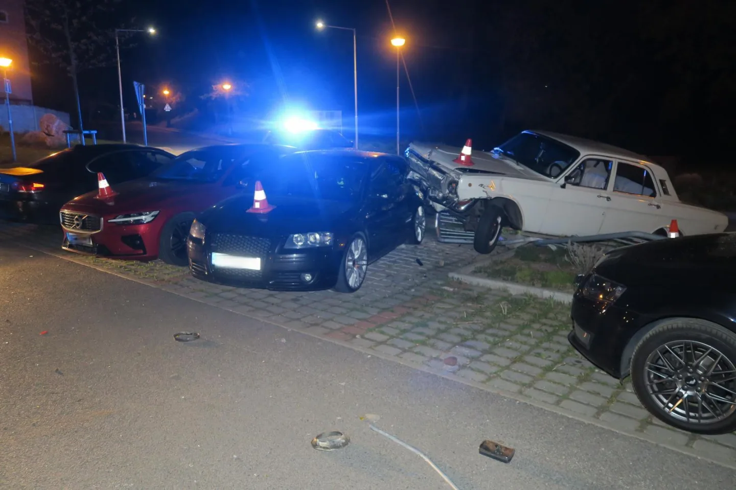 Divoká noční jízda v Kaplici. Opilého řidiče Volhy zastavila až zaparkovaná auta