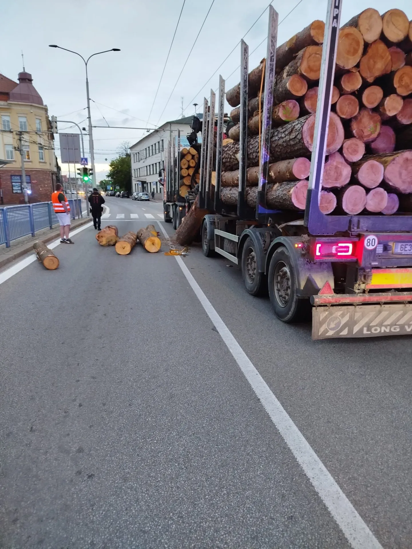 Nebezpečná nehoda v Budějcích. Kamionu se vysypaly klády přímo na vozovku