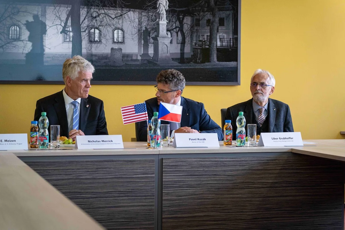 Americký velvyslanec navštívil Jihočeskou univerzitu a Biologické centrum