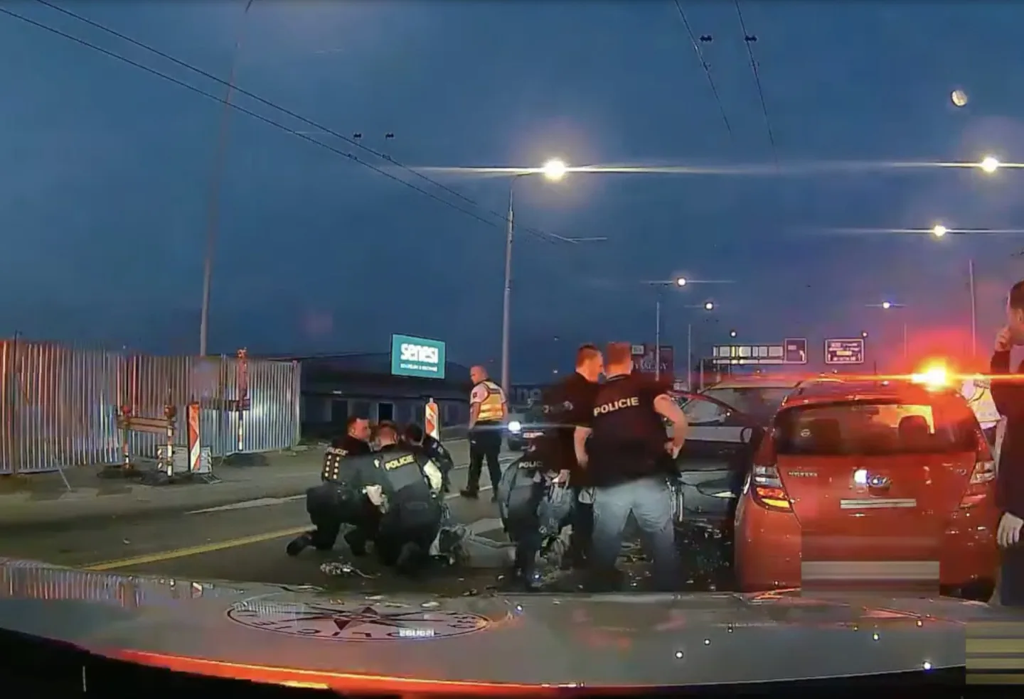 Opilý řidič ujížděl centrem Budějovic. Honičku ukončila nehoda s policistou v civilu