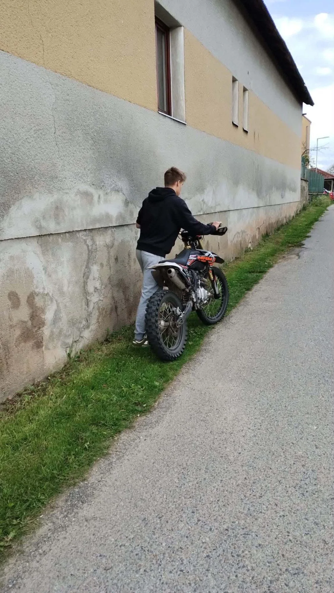 Motorkář na Písecku srazil cyklistu a ujel, hledá ho policie