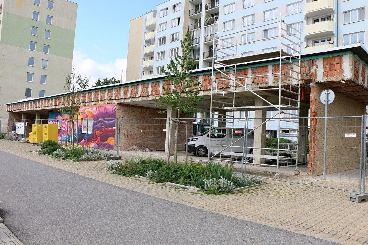 Na sídlišti Vltava začala stavba kavárny, ve které budou pracovat klienti s handicapem