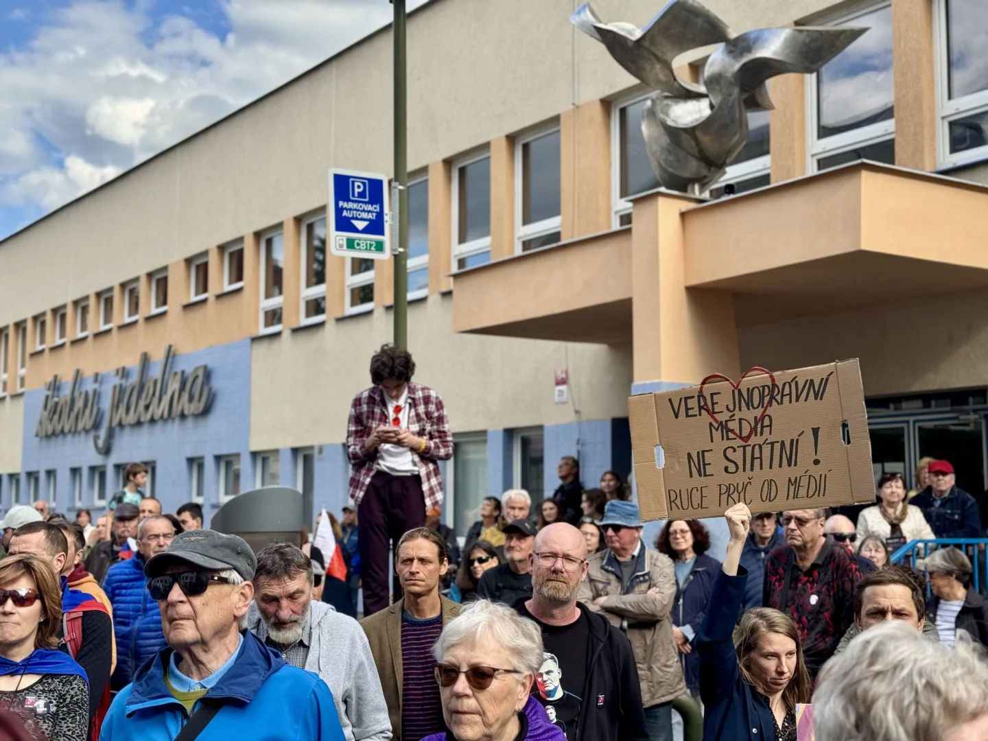 Budějcemi prošly stovky demonstrantů. Podpořily nezávislost veřejnoprávních médií