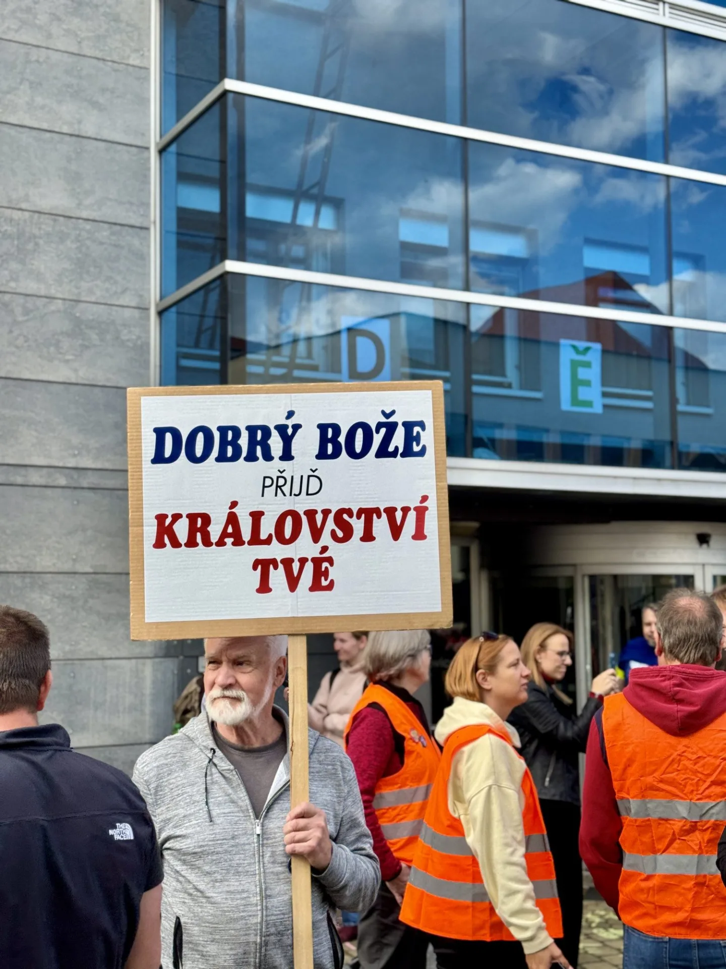 Budějcemi prošly stovky demonstrantů. Podpořily nezávislost veřejnoprávních médií