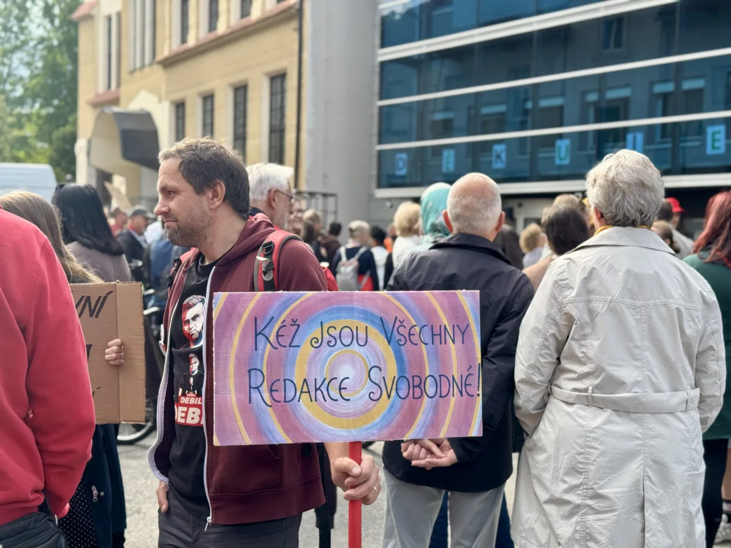 Budějcemi prošly stovky demonstrantů. Podpořily nezávislost veřejnoprávních médií