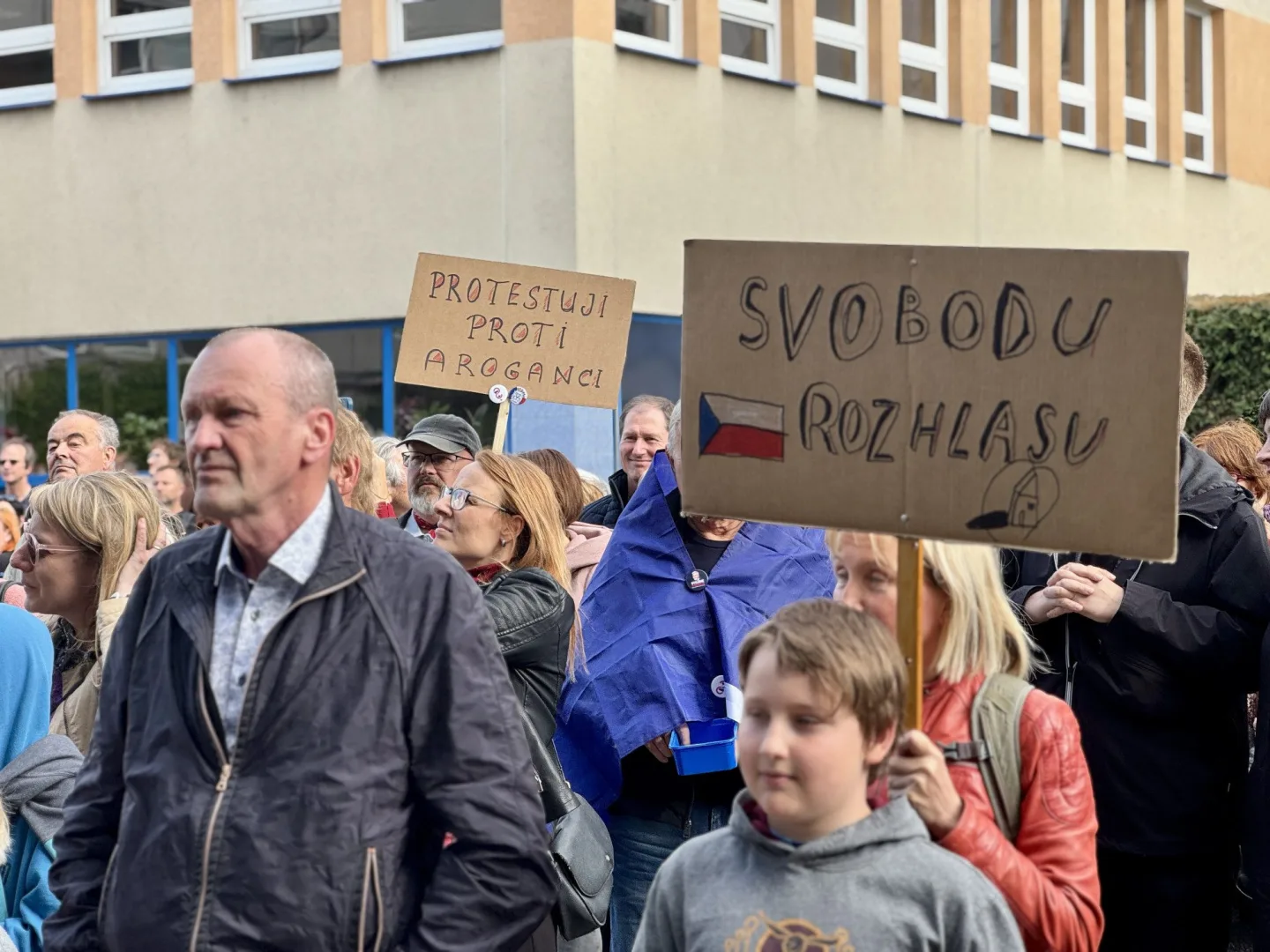 Budějcemi prošly stovky demonstrantů. Podpořily nezávislost veřejnoprávních médií