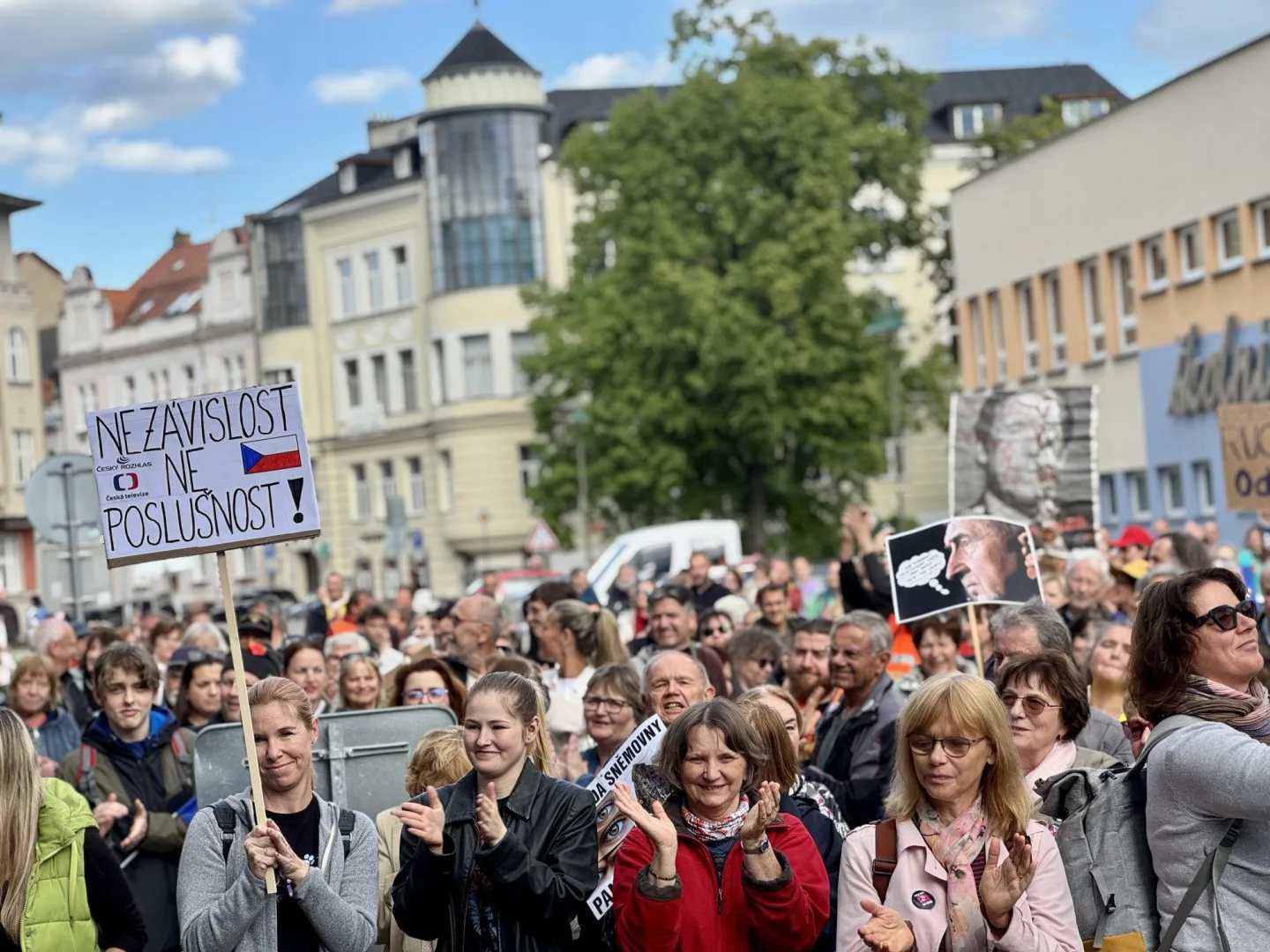 Budějcemi prošly stovky demonstrantů. Podpořily nezávislost veřejnoprávních médií
