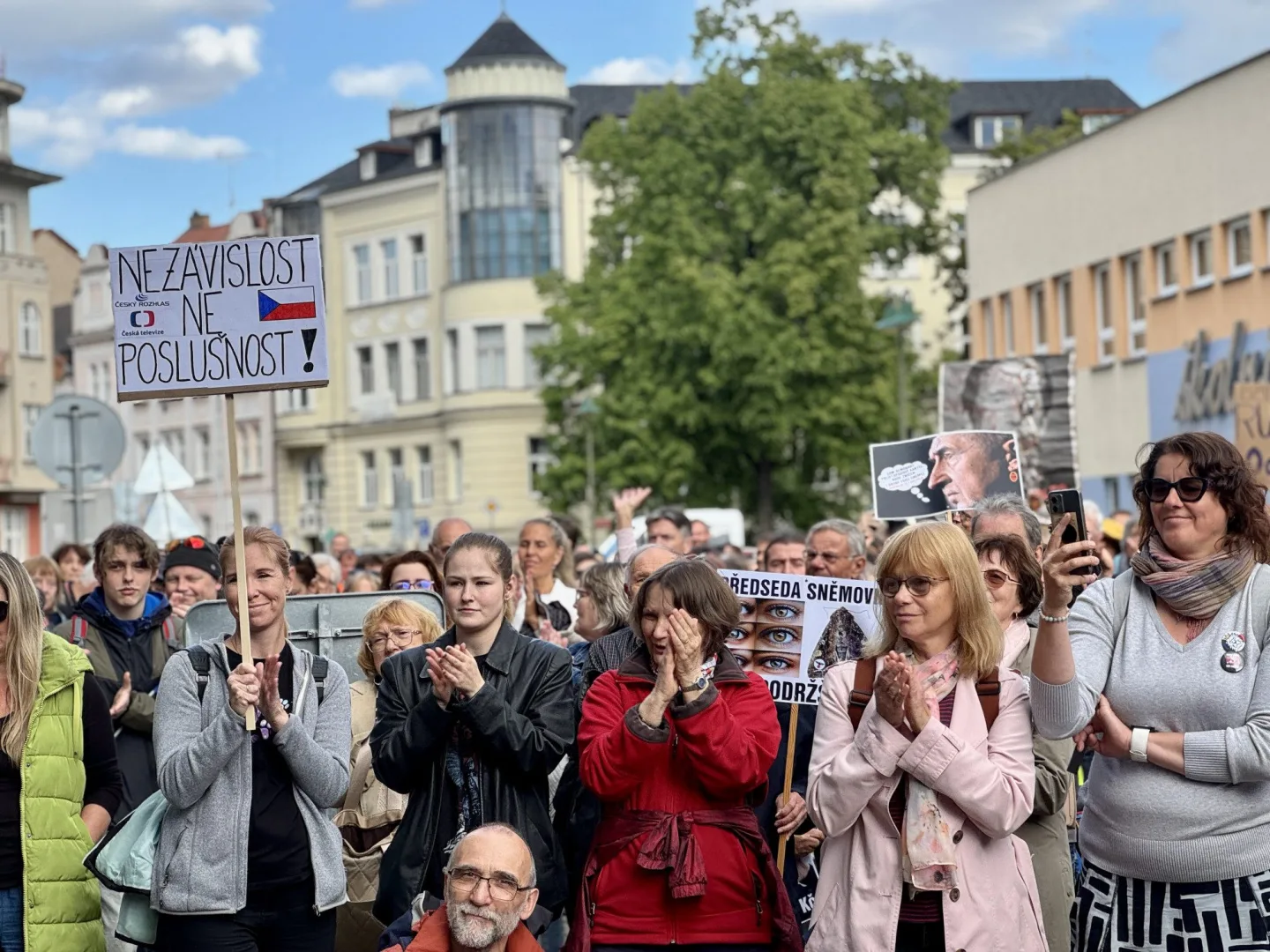 Budějcemi prošly stovky demonstrantů. Podpořily nezávislost veřejnoprávních médií