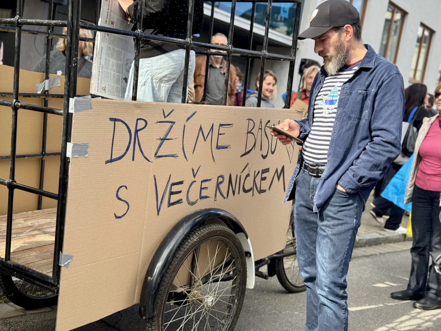 Budějcemi prošly stovky demonstrantů. Podpořily nezávislost veřejnoprávních médií