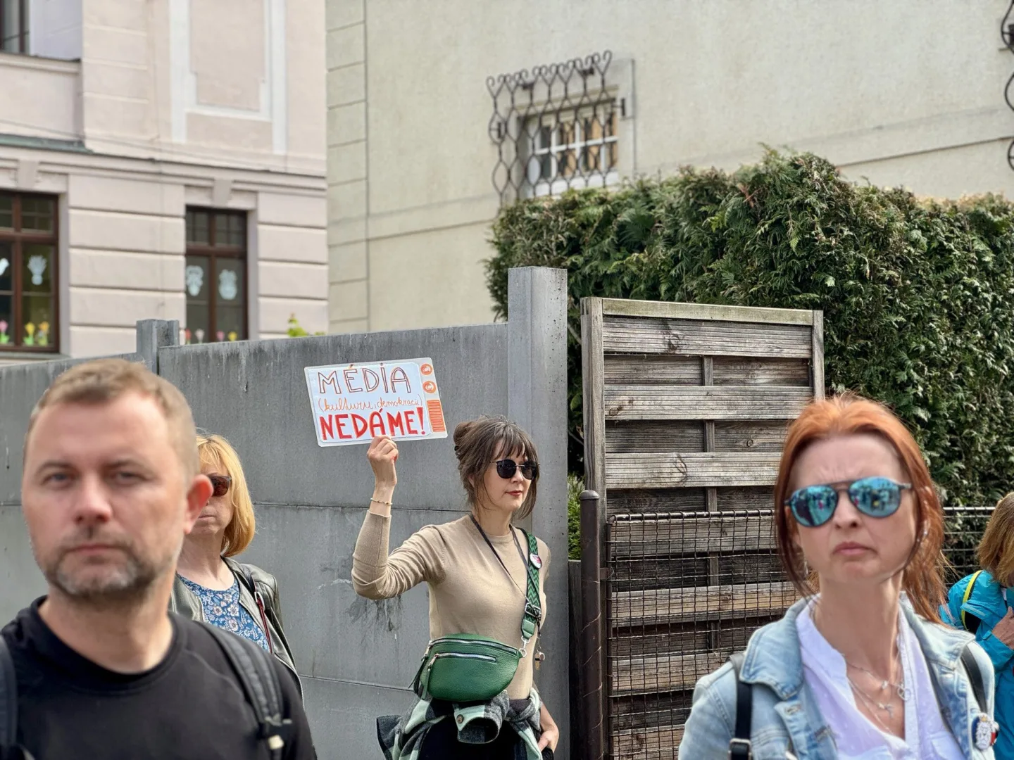 Budějcemi prošly stovky demonstrantů. Podpořily nezávislost veřejnoprávních médií