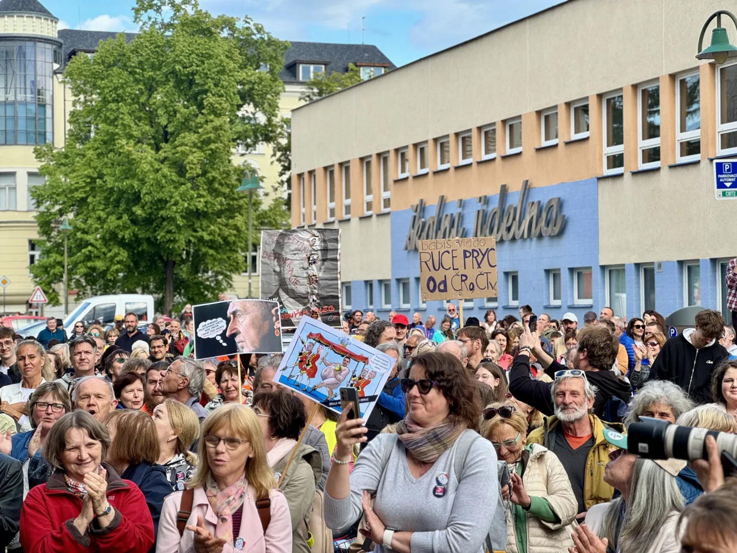 Budějcemi prošly stovky demonstrantů. Podpořily nezávislost veřejnoprávních médií