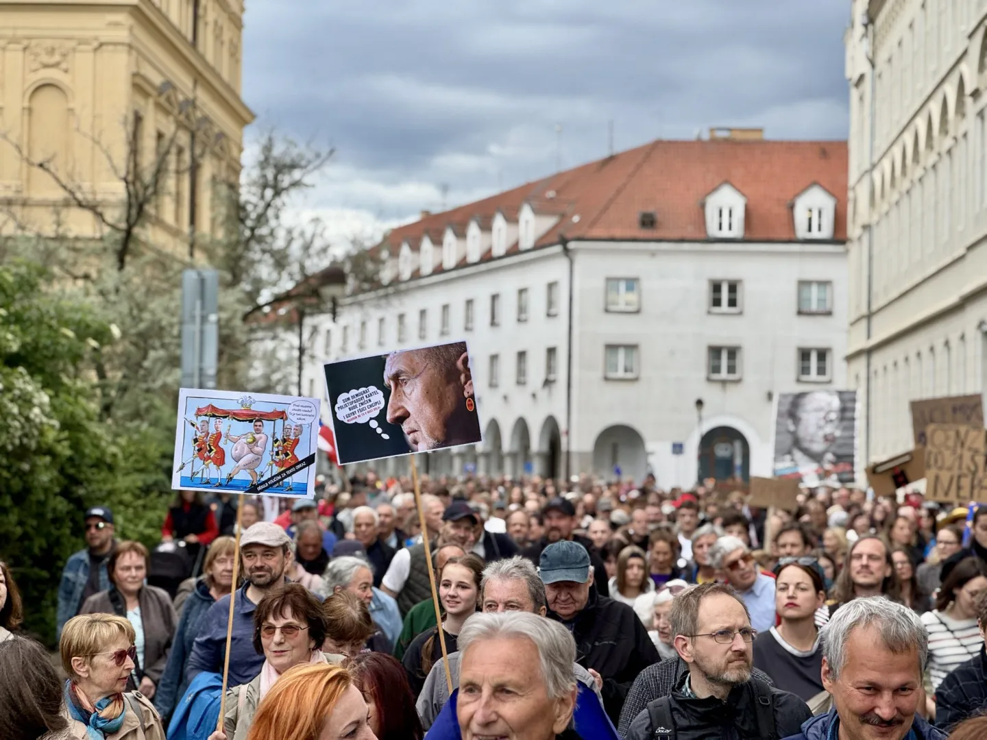 Budějcemi prošly stovky demonstrantů. Podpořily nezávislost veřejnoprávních médií