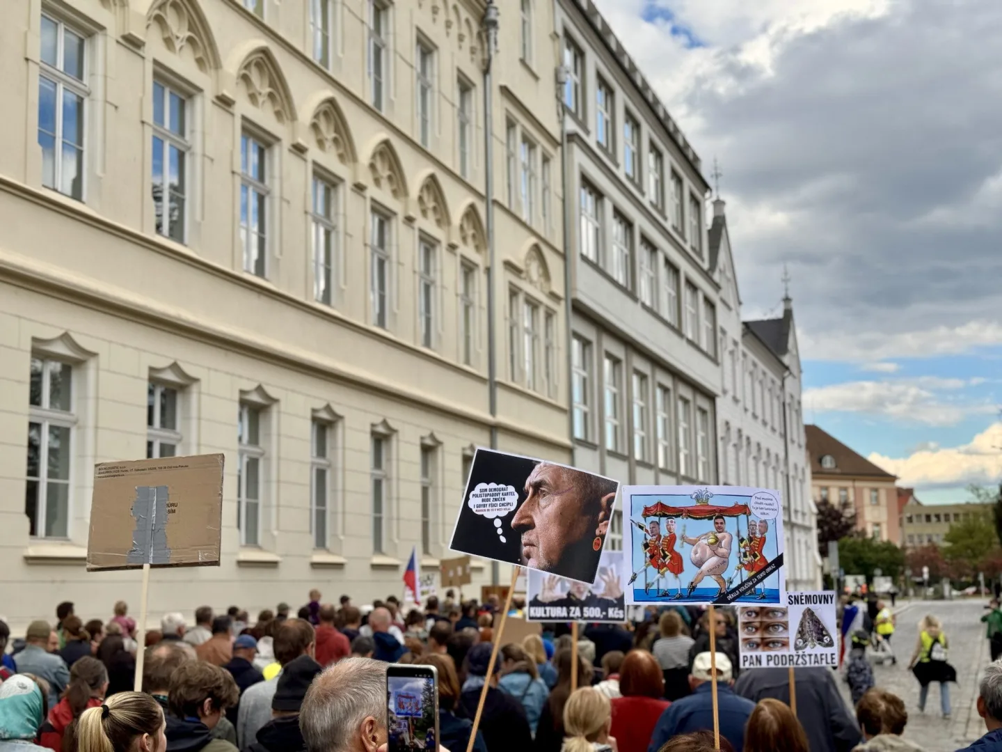 Budějcemi prošly stovky demonstrantů. Podpořily nezávislost veřejnoprávních médií