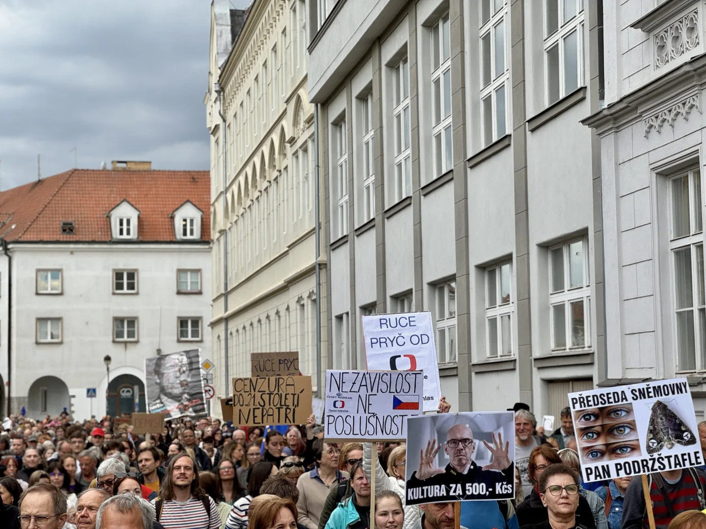 Budějcemi prošly stovky demonstrantů. Podpořily nezávislost veřejnoprávních médií
