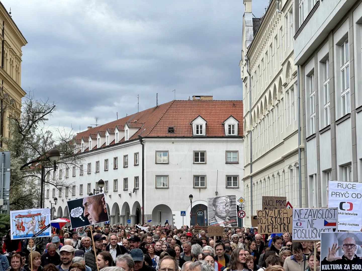 Budějcemi prošly stovky demonstrantů. Podpořily nezávislost veřejnoprávních médií