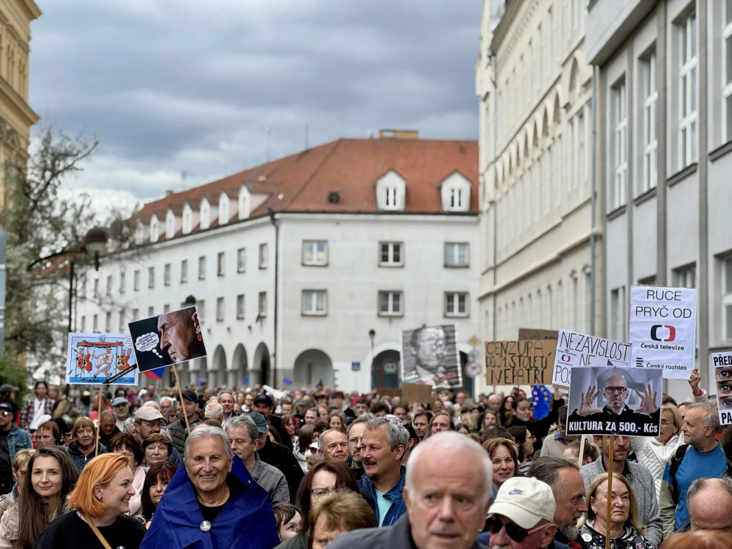Budějcemi prošly stovky demonstrantů. Podpořily nezávislost veřejnoprávních médií