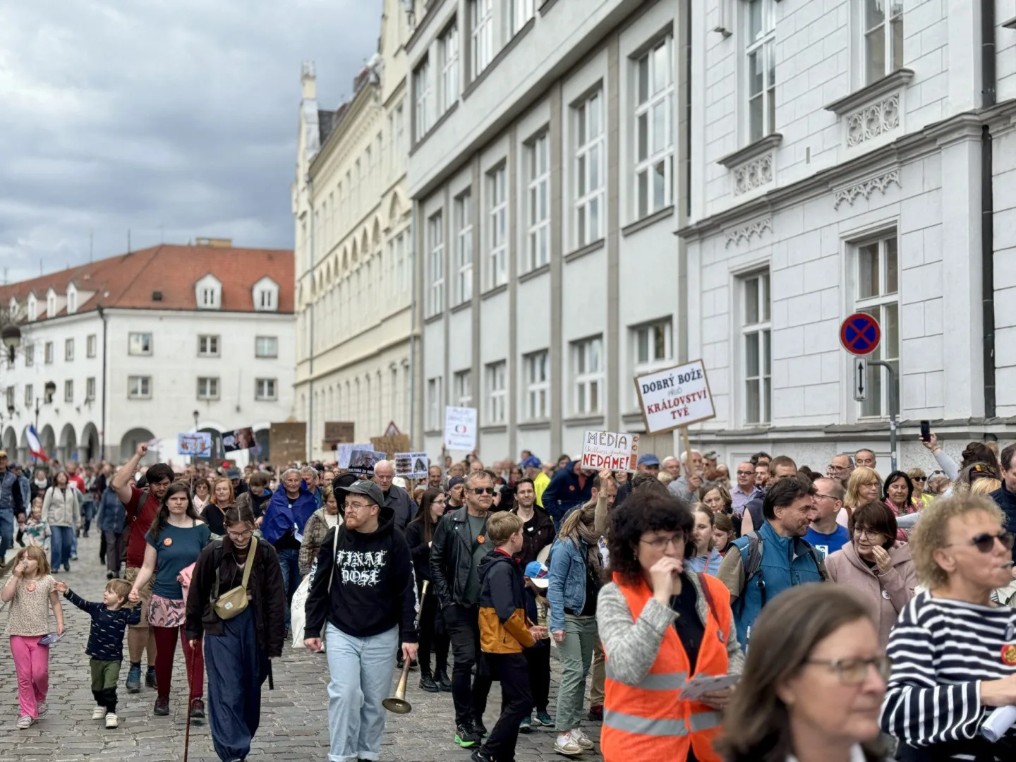 Budějcemi prošly stovky demonstrantů. Podpořily nezávislost veřejnoprávních médií