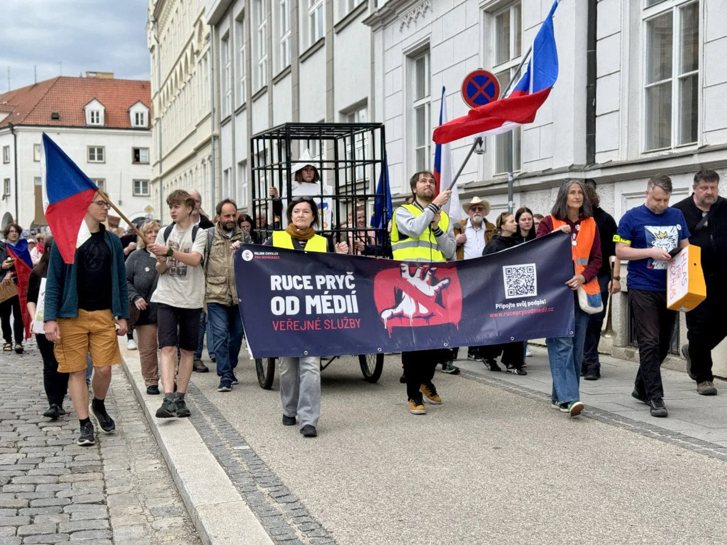 Budějcemi prošly stovky demonstrantů. Podpořily nezávislost veřejnoprávních médií