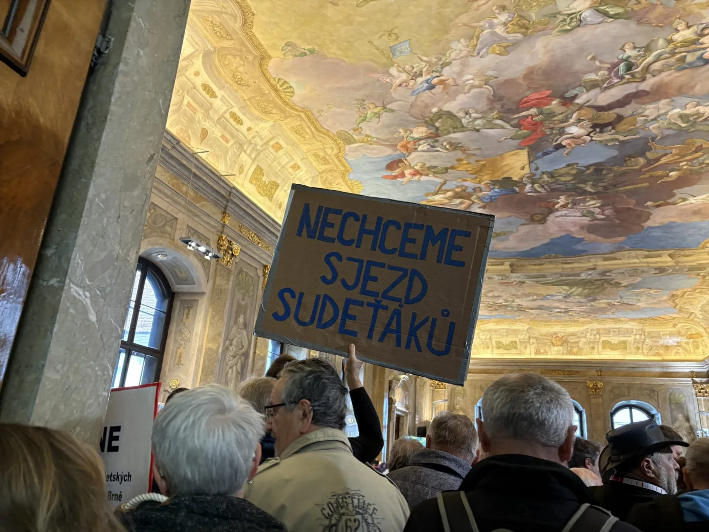 Foto z protestu na brněnském zastupitelstvu.
