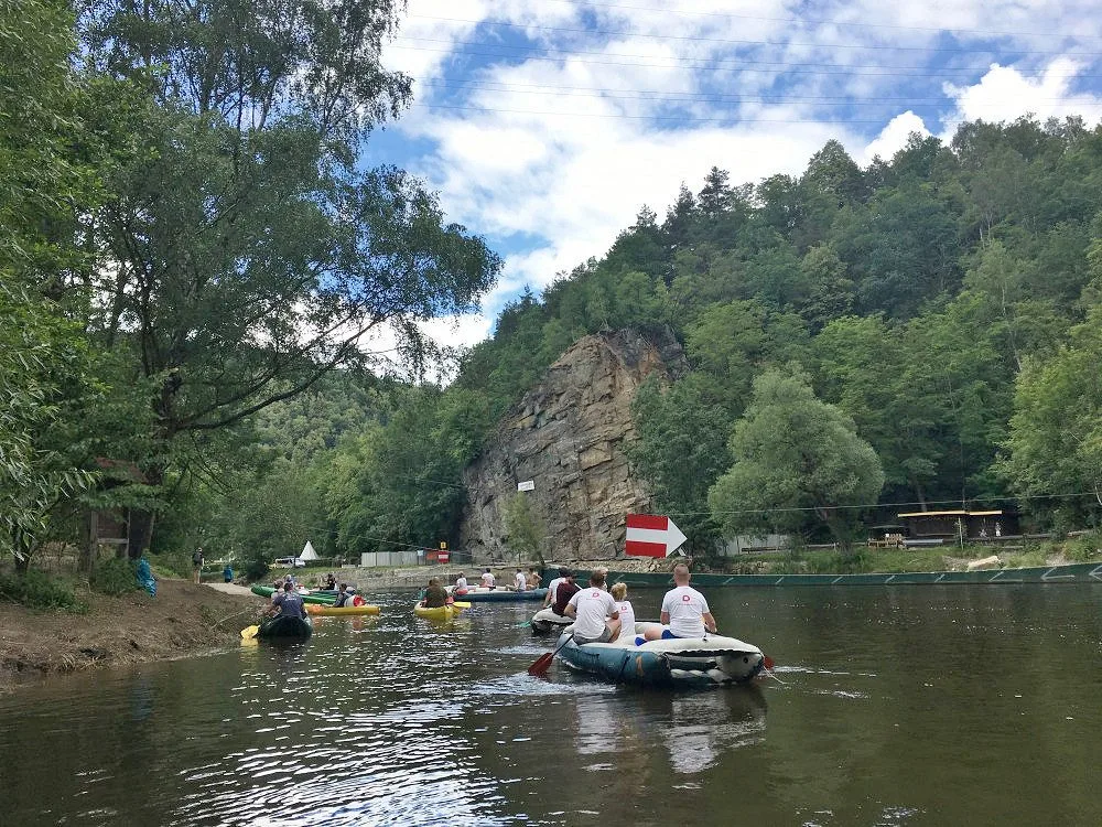 Omezení v Krumlově začalo. Kvůli opravě mostu musí vodáci lodě přenášet po souši