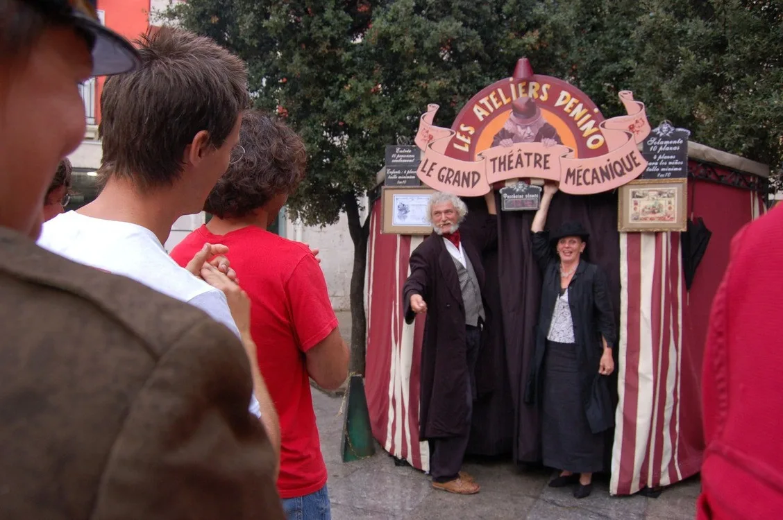 Z Francie dorazí také Le Grand Théâtre Mécanique – malé poetické šapitó plné miniaturních diváků a mechanických instalací.