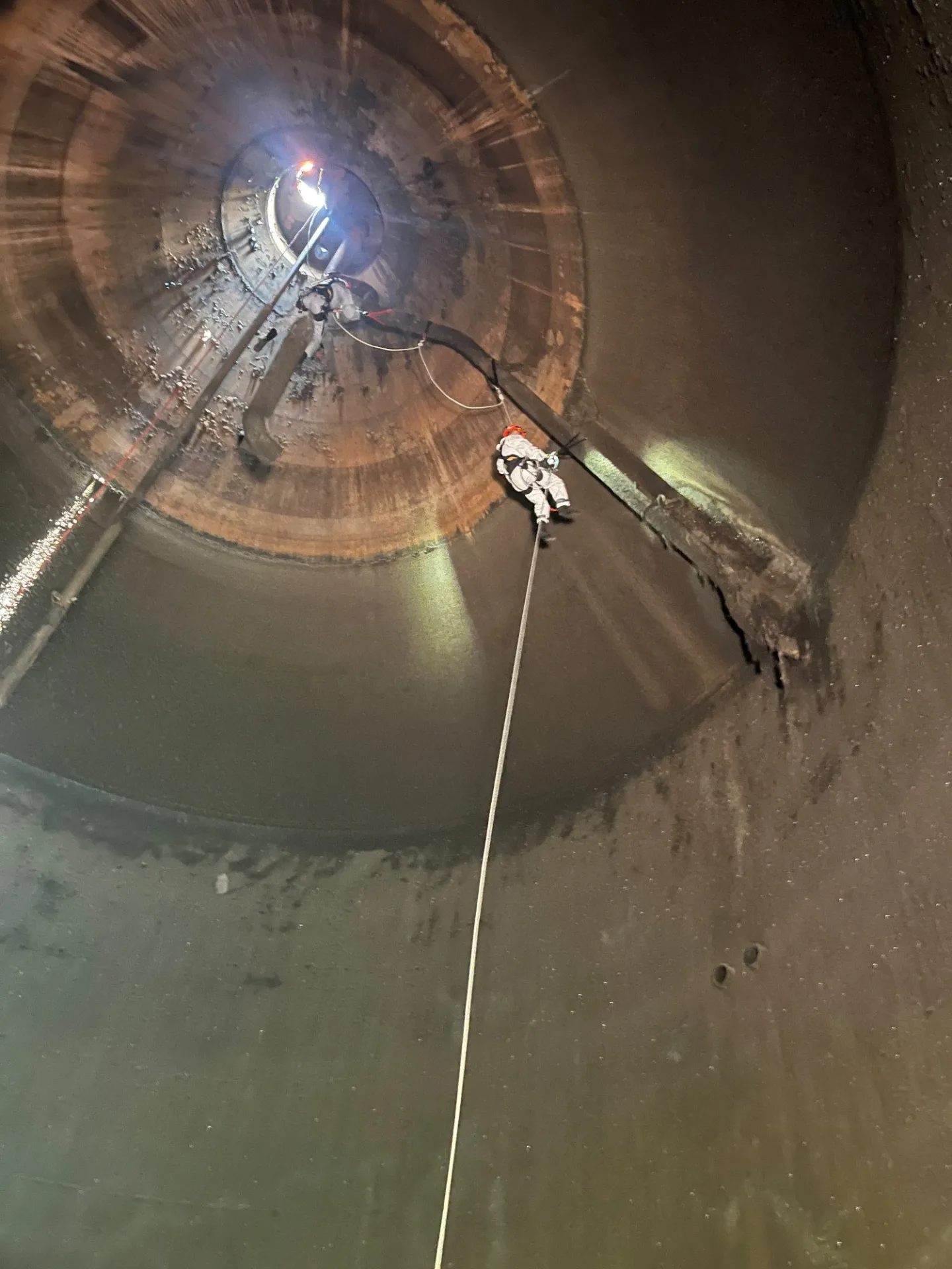 Půl milionu litrů kalu a práce 20 metrů pod zemí. Hasiči kontrolovali vyhnívací nádrže