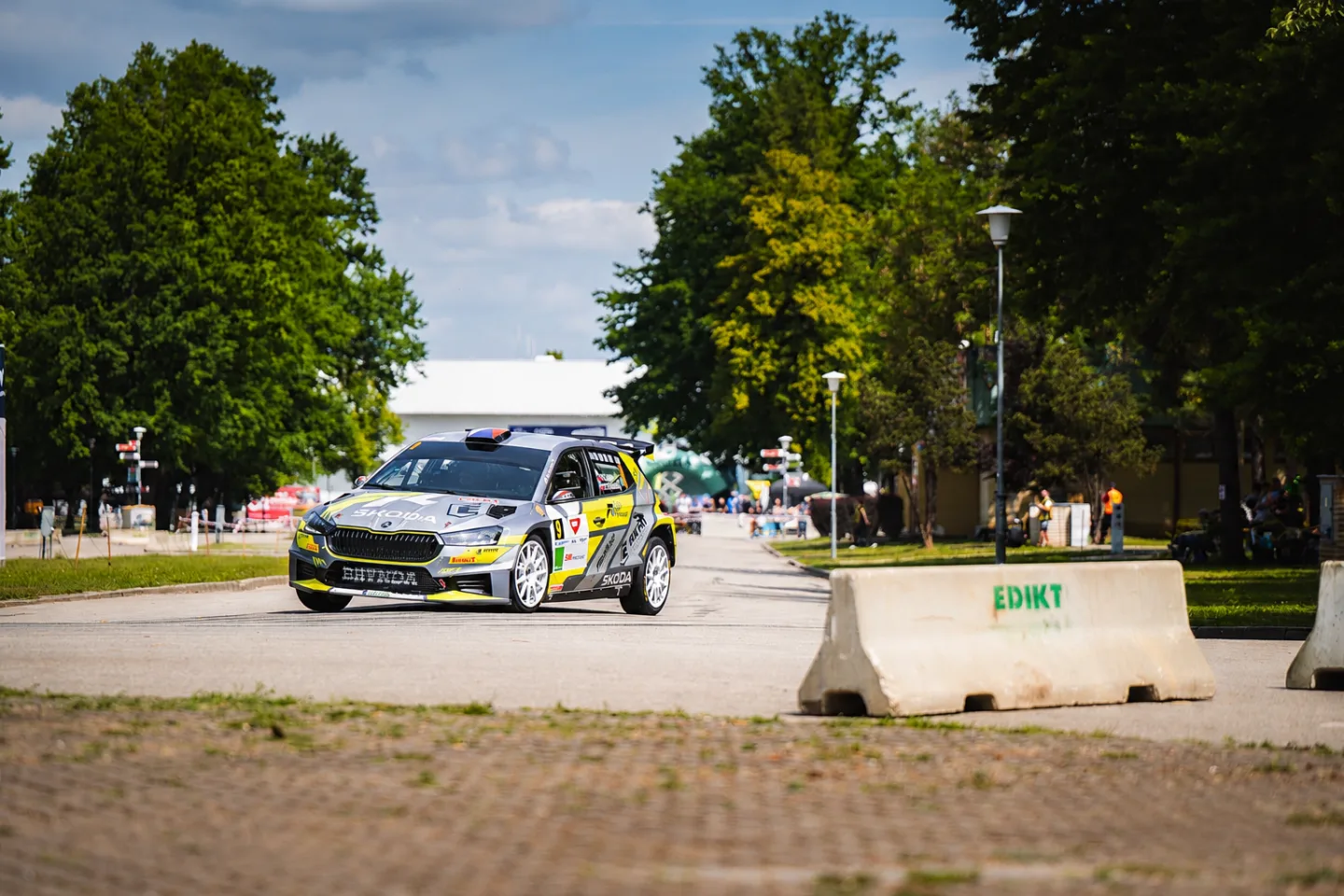 První etapa Rallye Český Krumlov nabídla napínavý souboj. První trojici dělí čtyři sekundy