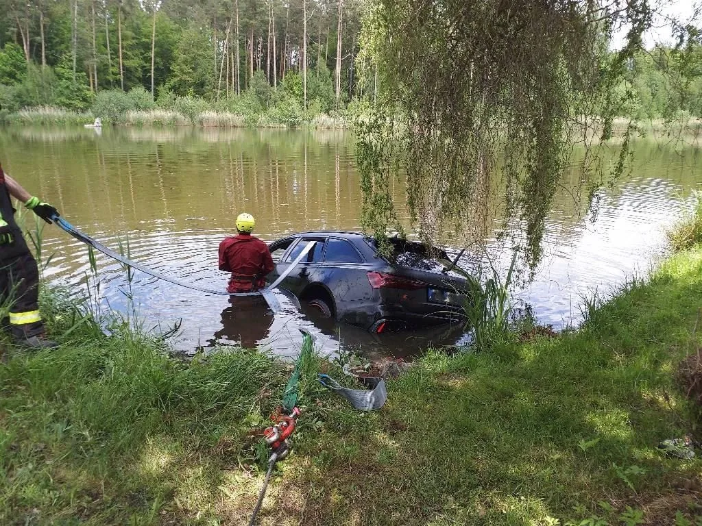 Řidič audi nezvládl řízení a skončil v rybníce, téměř 20 metrů od břehu