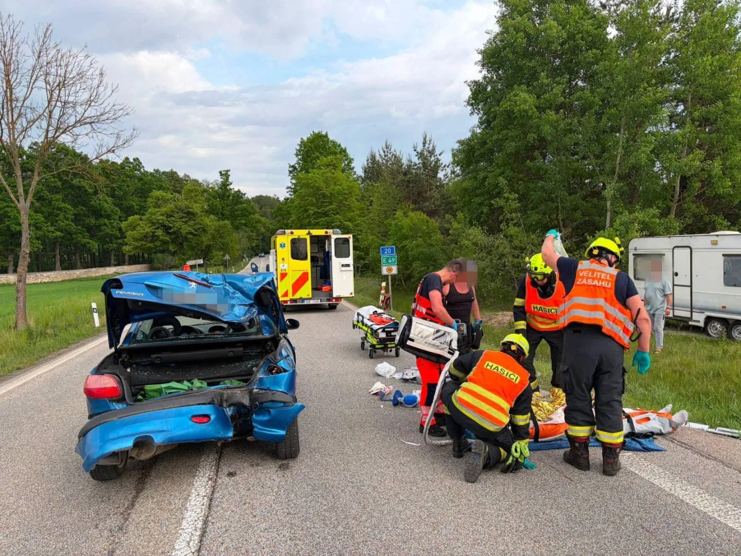 U Sedlice se srazil motocykl s autem. Pro těžce zraněného muže letěl vrtulník