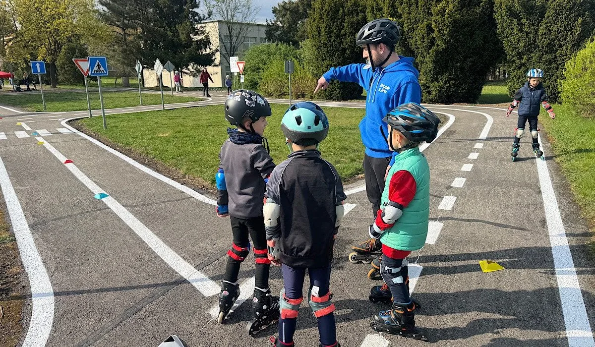 Výuka inline bruslení dětí.