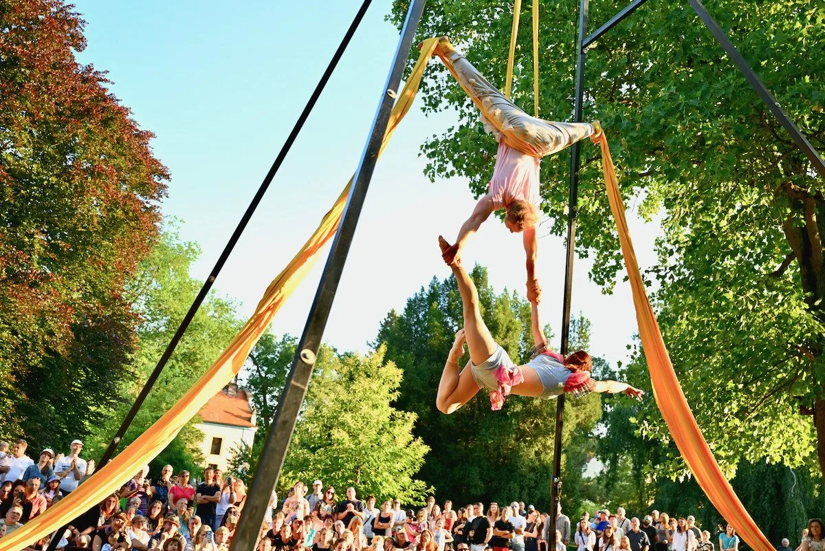 Festival Cirkusové meandry promění Český Krumlov v živou novocirkusovou scénu