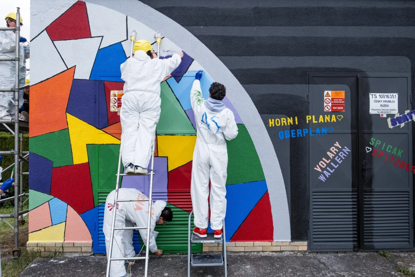 Český Krumlov má nový murál. Na trafostanici vznikl portrét Josefa Seidela