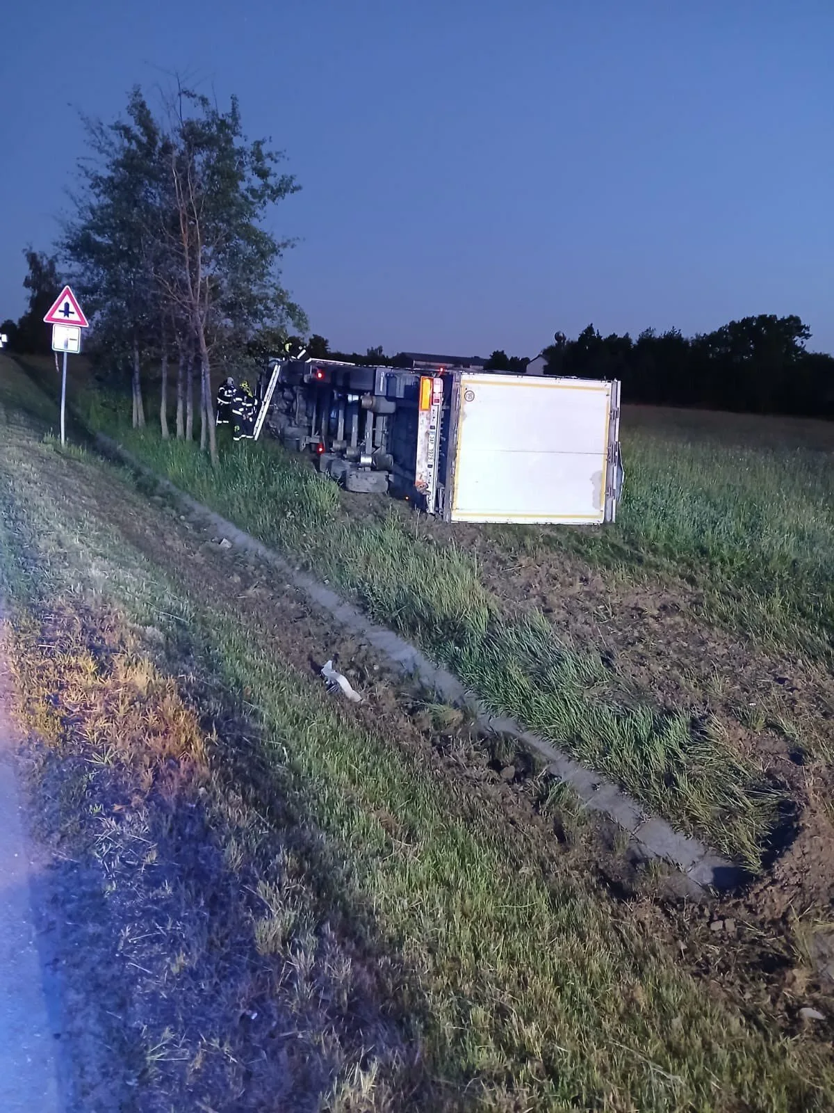 Po ranní nehodě na Jindřichohradecku skončil kamion na boku ve strouze