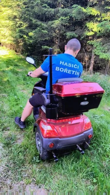 Pohřešovaného seniora našel v lese dobrovolný hasič. Uvízl tam po nehodě na vozítku