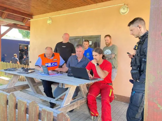 Pohřešovaného seniora našel v lese dobrovolný hasič. Uvízl tam po nehodě na vozítku