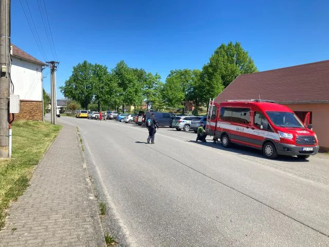 Pohřešovaného seniora našel v lese dobrovolný hasič. Uvízl tam po nehodě na vozítku