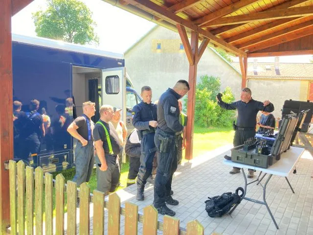 Pohřešovaného seniora našel v lese dobrovolný hasič. Uvízl tam po nehodě na vozítku