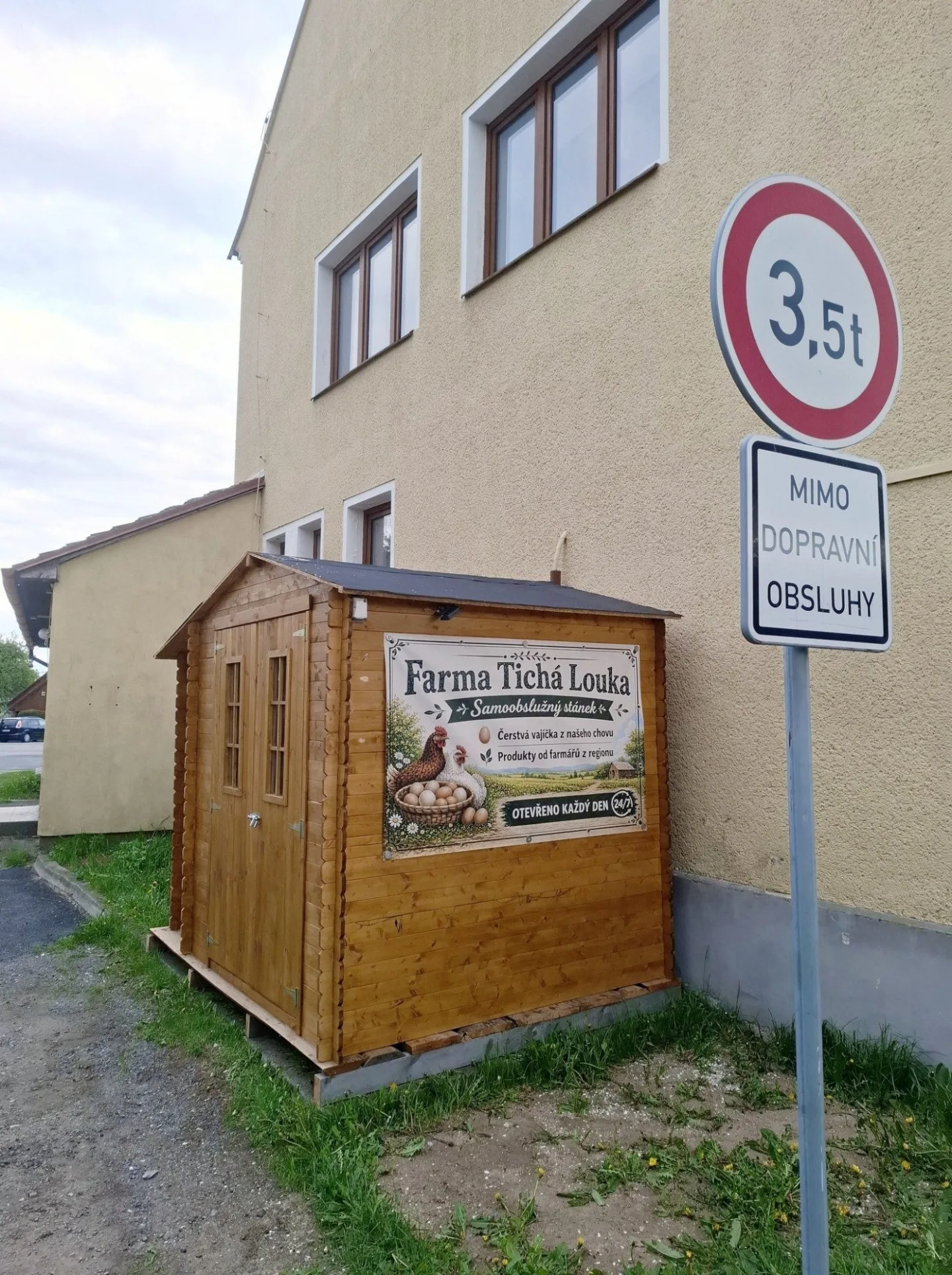 Ze samoobslužného stánku mizely paštiky a buřty. Zloději se ozvali po zveřejnění fotek